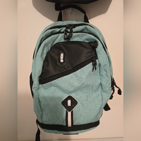 2 Backpacks - Picture 2 of 9